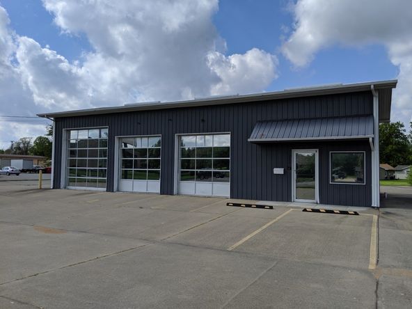 Former Jiffy Lube: 811 W Lincoln Ave, Charleston, IL 61920